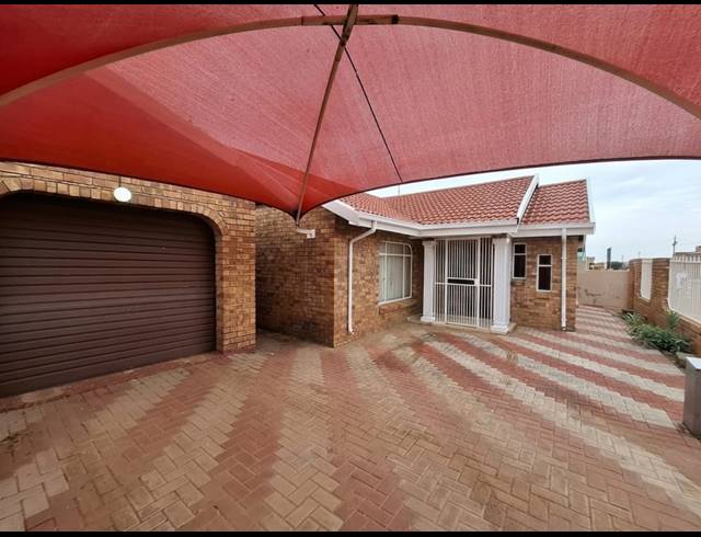 2 BEDROOM FREEHOLD FOR SALE IN EVATON WEST
